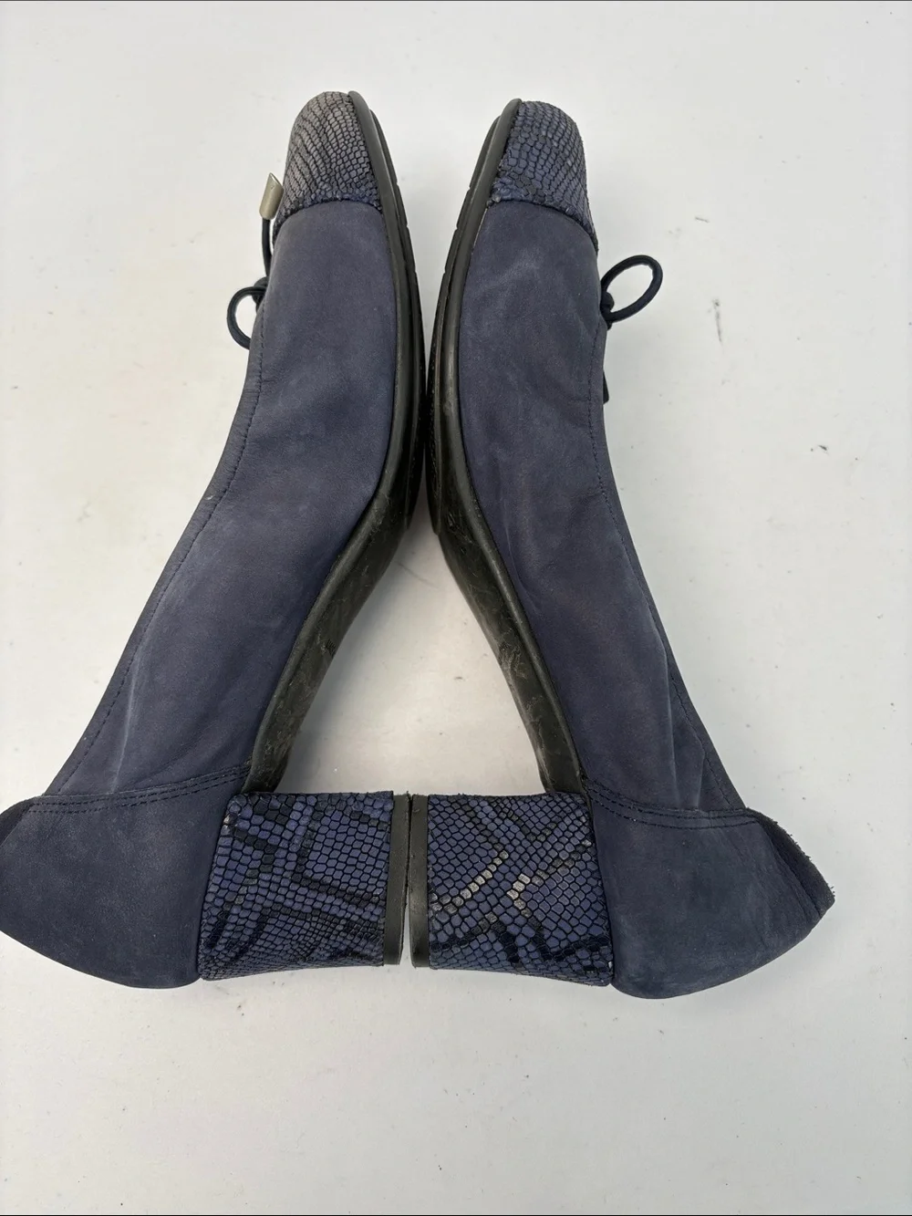 🥡 Sabrinas Classic Navy suede Low Block Heel Pump with Textured Toe